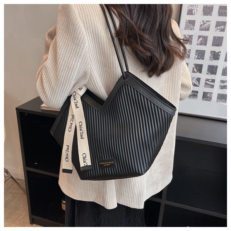 Borsa tote per studenti a spalla singola da pendolarismo in pelle versatile e casual da donna famosa su Internet del 2024 di grande capacità_voghion.com