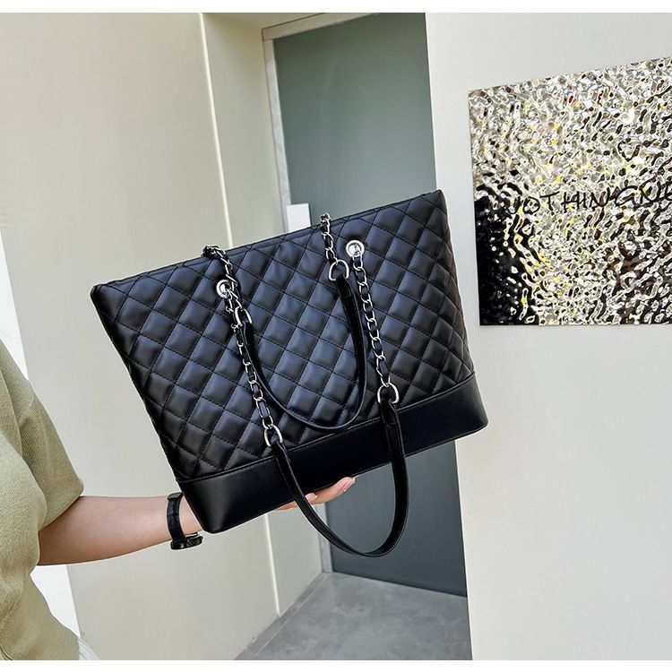 Large Capacity Quilted For Women Summer 2025 New Versatile Fashion Chain Shoulder Handheld Shopping Tote Bag_voghion.com