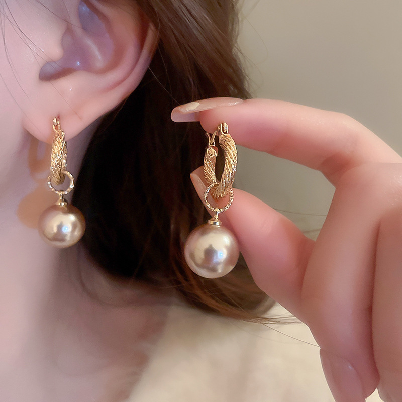 Orecchini di perle di alta qualità di lusso leggero in stile francese con design personalizzato, orecchini retrò con temperamento, orecchini in stile famoso su Internet_voghion.com