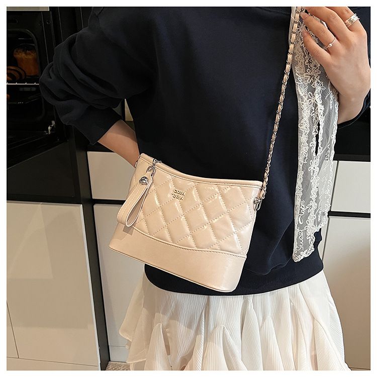 Borsa a tracolla piccola casual con trama semplice per donna, nuova e popolare borsa a secchiello con catena di diamanti, alla moda_voghion.com