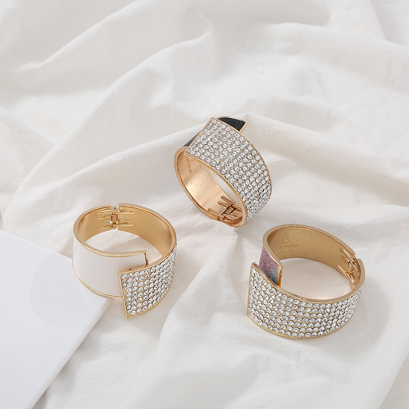 Bracciale quadrato asimmetrico largo esagerato in stile designer_voghion.com