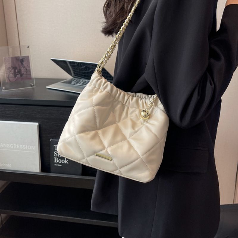 Borsa a secchiello con tracolla a catena trapuntata, di alta qualità, piccola, per donna, primavera estate 2023_voghion.com