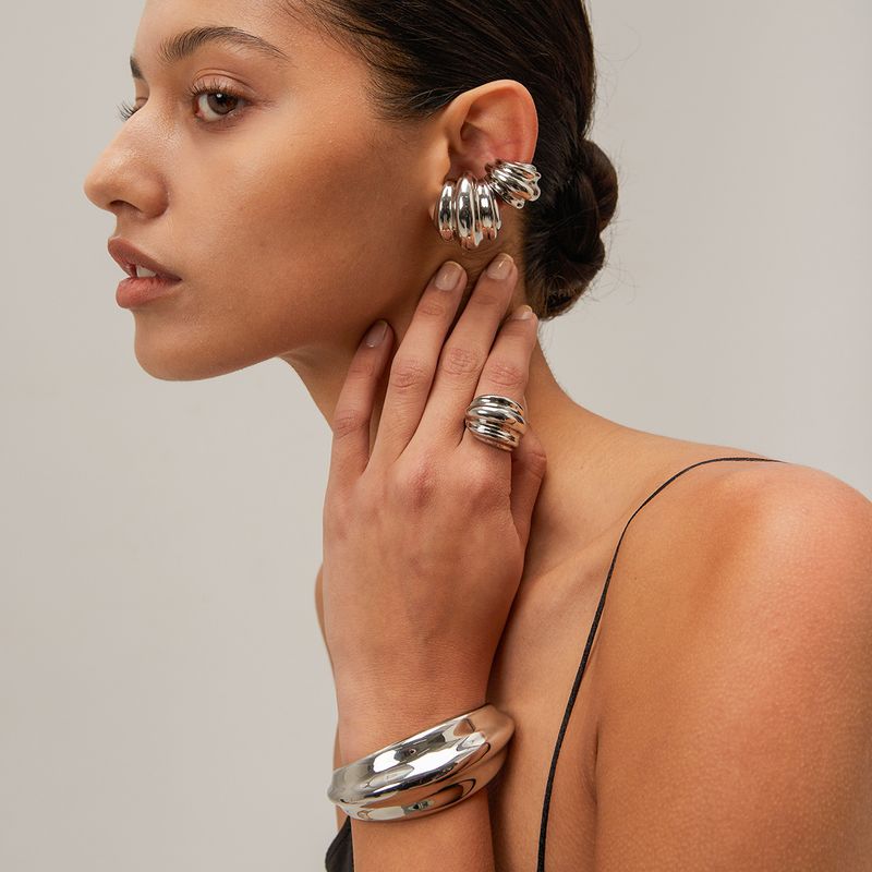 INS Internet-Berühmtheit gleiches Gold Edelstahl Hammermuster eingelegter Diamant C-förmiger Ohrclip nicht verblassendes Zubehör_voghion.com