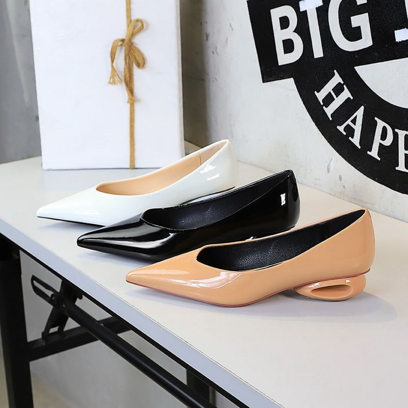Scarpe singole da donna comode con tacco basso e punta a un pedale, in pelle verniciata, con tacco a forma speciale francese_voghion.com