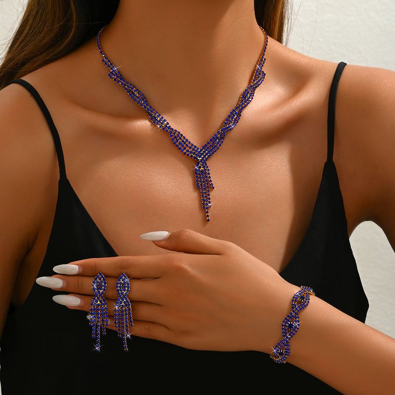 Conjunto de collar, pendientes y pulsera de cuatro piezas para mujer._voghion.com