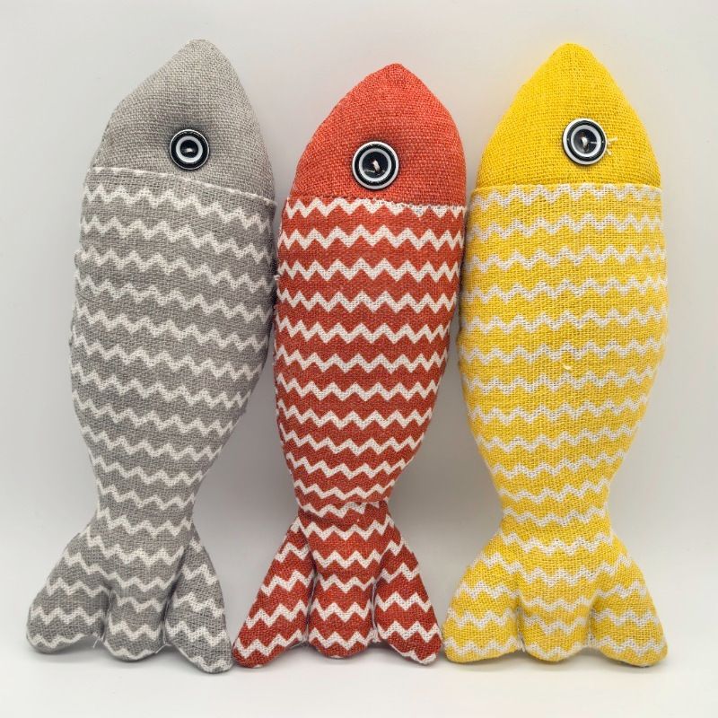 Jouet réaliste pour animaux de compagnie avec herbe à chat, poisson tricolore, taquinant le chat, en peluche_voghion.com