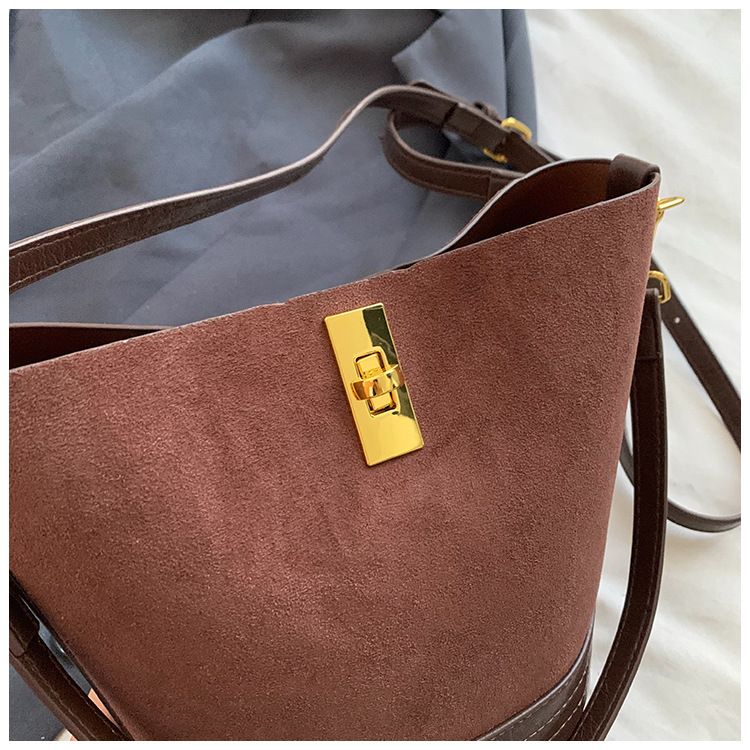 Matte Damen 2024 neue Crossbody Herbst und Winter Bucket Lock Nischendesign High-End-Umhängetasche_voghion.com