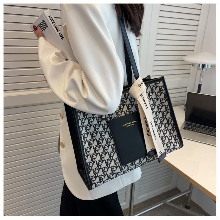 Große Kapazitätstasche für Frauen 2023 neue einfache lässige Umhängetasche Mode Raute Retro-Tasche Handheld-Einkaufstasche für Frauen_voghion.com