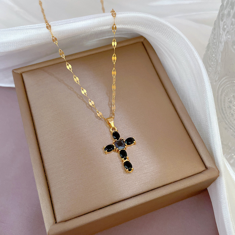 Sieviešu personalizēta krucifiksa dimanta kaklarota sievietēm paredzētai kaklarotas piemiņas kulona dāvanai_voghion.com