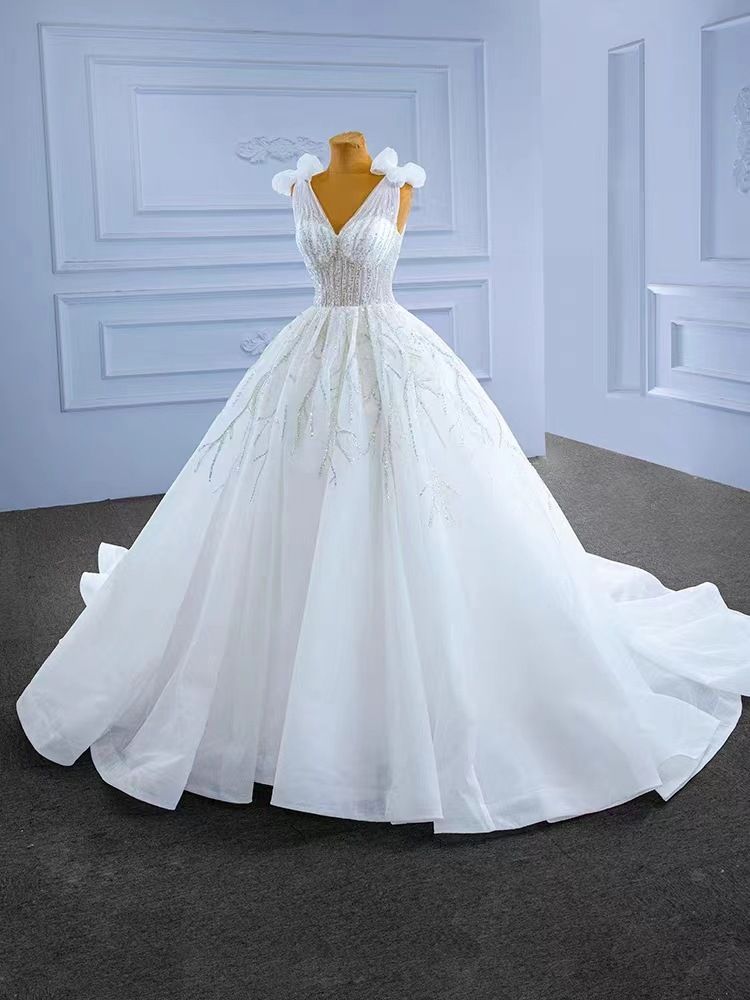 Nuovo abito da sposa a palazzo con vita alta e coda annodata, perline, bianco avorio_voghion.com
