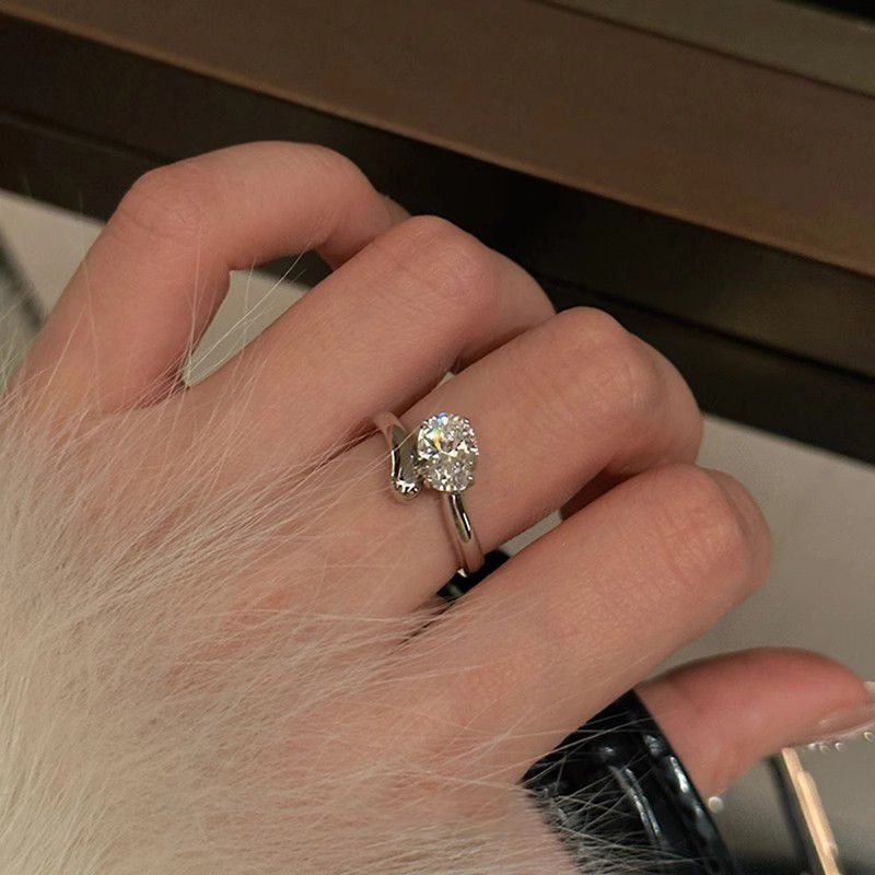 Kyyhkysenmuna-zirkoni naisille, hienostunut, niche-tyylinen, monipuolinen muotoilu, kevyt luksus, huippuluokan, etusormuksen sormus_voghion.com