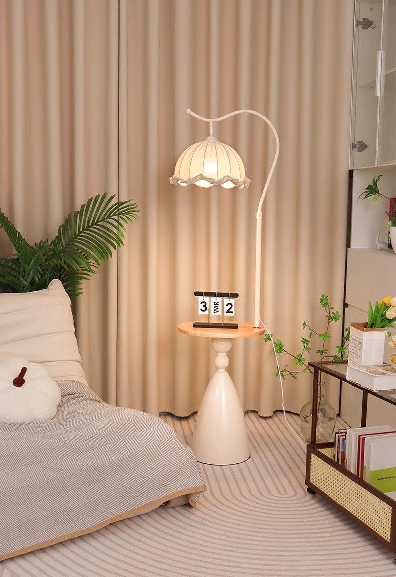Cremefarbener Wohnzimmerboden neben dem Sofa, High-End-Atmosphäre, kabelloses Laden, Schlafzimmer-Nachttischlampe_voghion.com