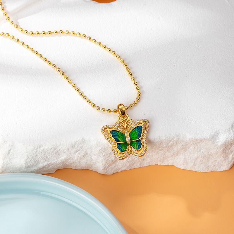 Collana con ciondolo in smalto color oro sabbia e farfalla verde sfumato, catena per clavicola in oro di lunga durata_voghion.com