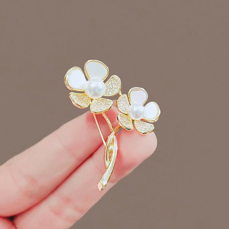 Broche de flor pequeña con temperamento, perla, exquisito ramillete de alta gama, accesorio para suéter, antiluz, nuevo alfiler_voghion.com