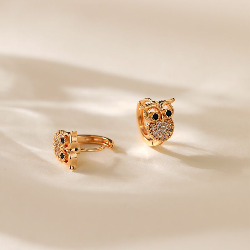 Fibbie per orecchie a forma di gufo con zirconi, orecchini piccoli e raffinati in rame placcato oro K, design unico, orecchini di nicchia_voghion.com