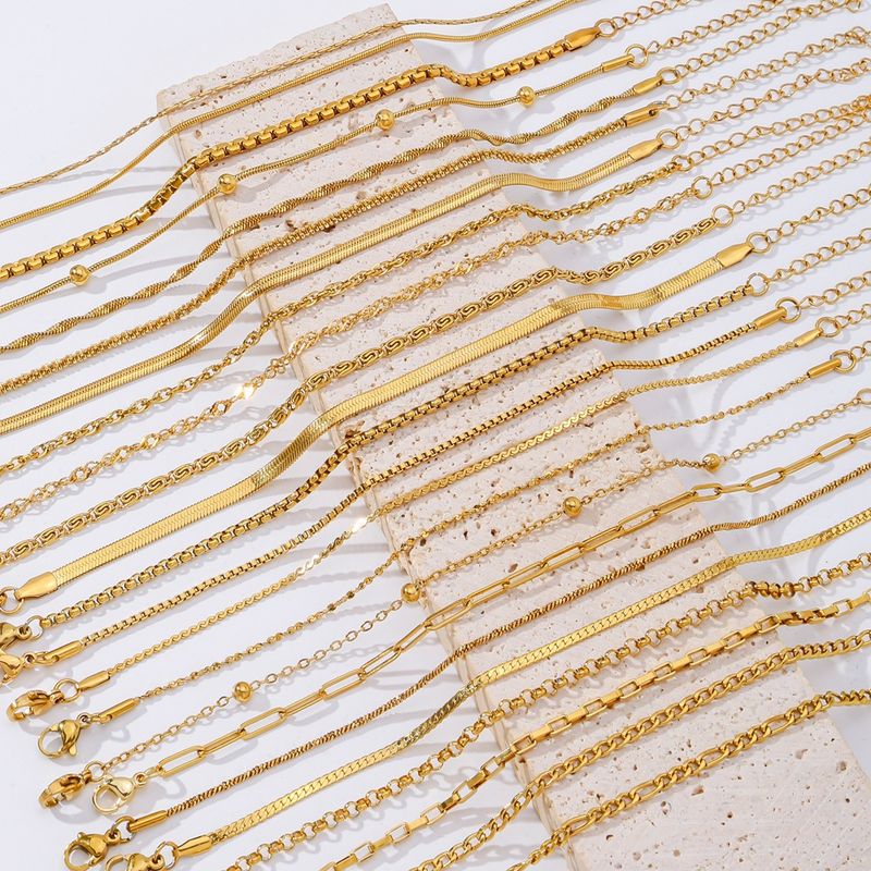 Pulseira feminina moderna em aço inoxidável, com diferentes espessuras e acabamentos em banho a vácuo._voghion.com