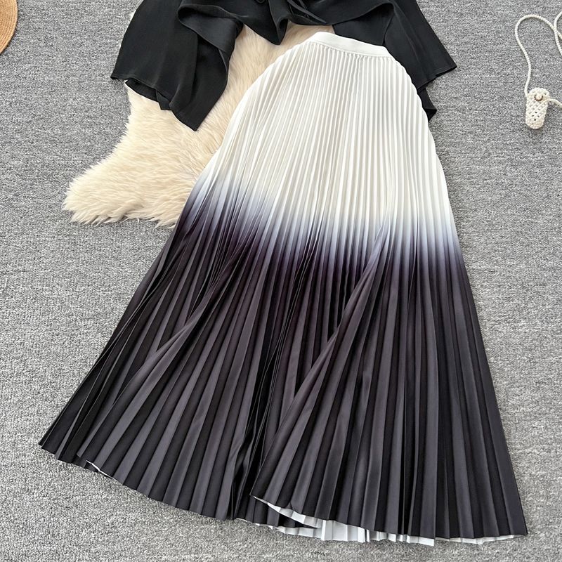 Abito da donna alla moda con colori sfumati, top plissettato con spalline larghe e gonna a pieghe a vita alta_voghion.com