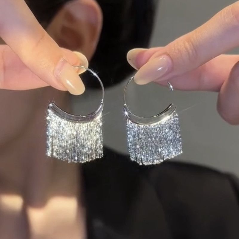 Orecchini con ganci versatili di alta qualità, alla moda, in stile minimalista, con nappe in metallo._voghion.com