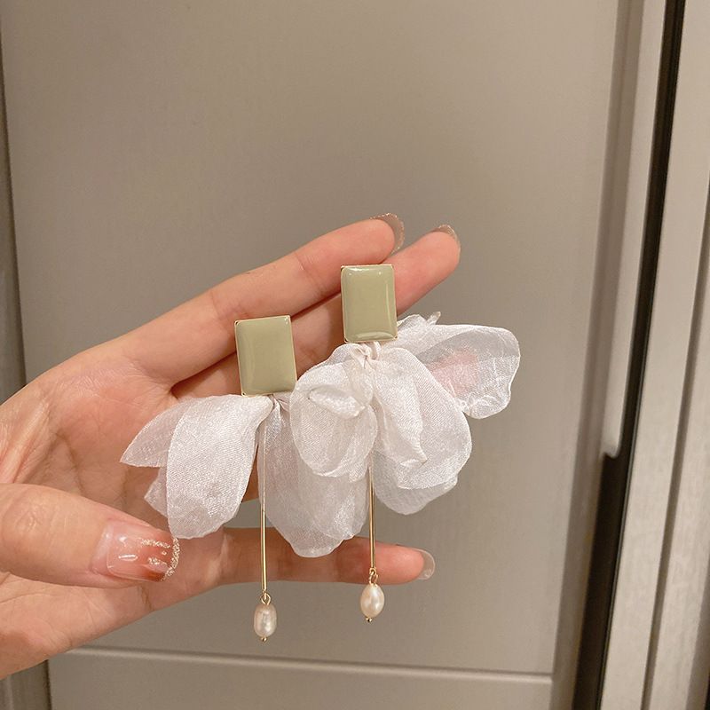 Orecchini con perle e diamanti in argento con frange a forma di fiore, orecchini di nicchia, temperamento atmosferico, orecchini di lusso leggeri e di alta gamma._voghion.com