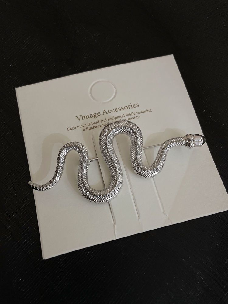 Spilla a forma di serpente in stile Xiao Yi per donna, elegante design di nicchia, alla moda e unica, versatile giacca da uomo_voghion.com