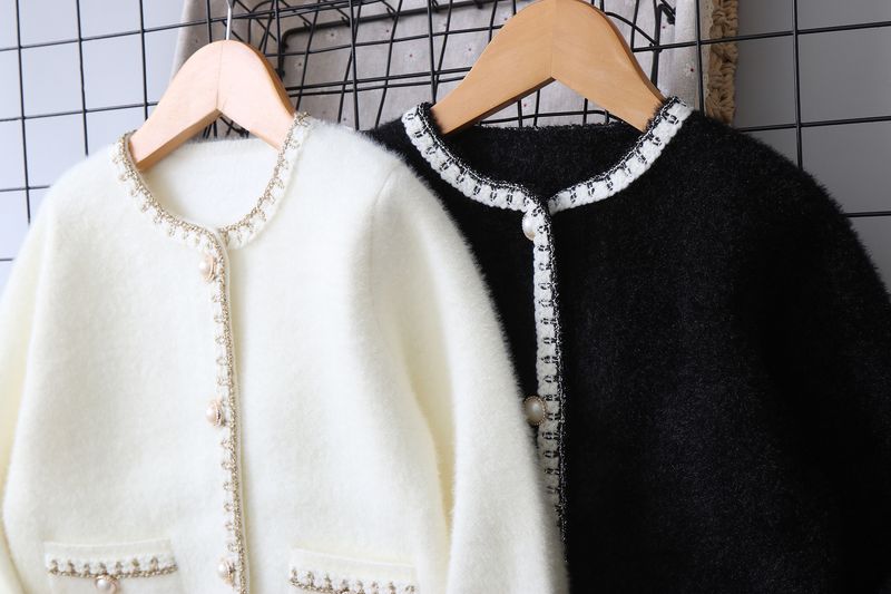 Pull en tricot doux imitation vison pour mère et enfant, cardigan d'hiver confortable avec col montant et manches longues rayées pour grands enfants (120-160 cm) - Crème/Noir_voghion.com