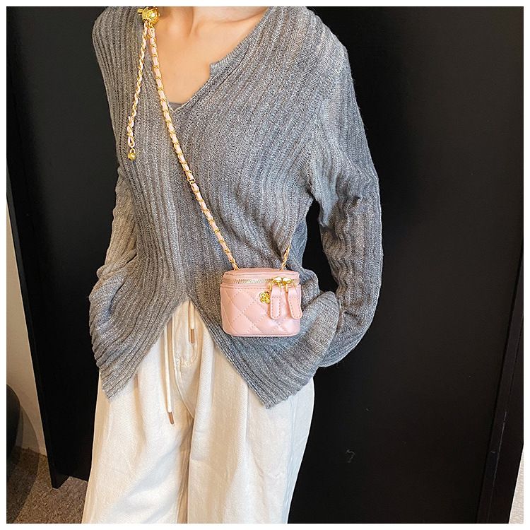 Xiaoxiangfeng Mini Lingge Chain Shoulder for Women 2024 New and Fashionable Crossbody Bag, Popular on the Internet,_voghion.com