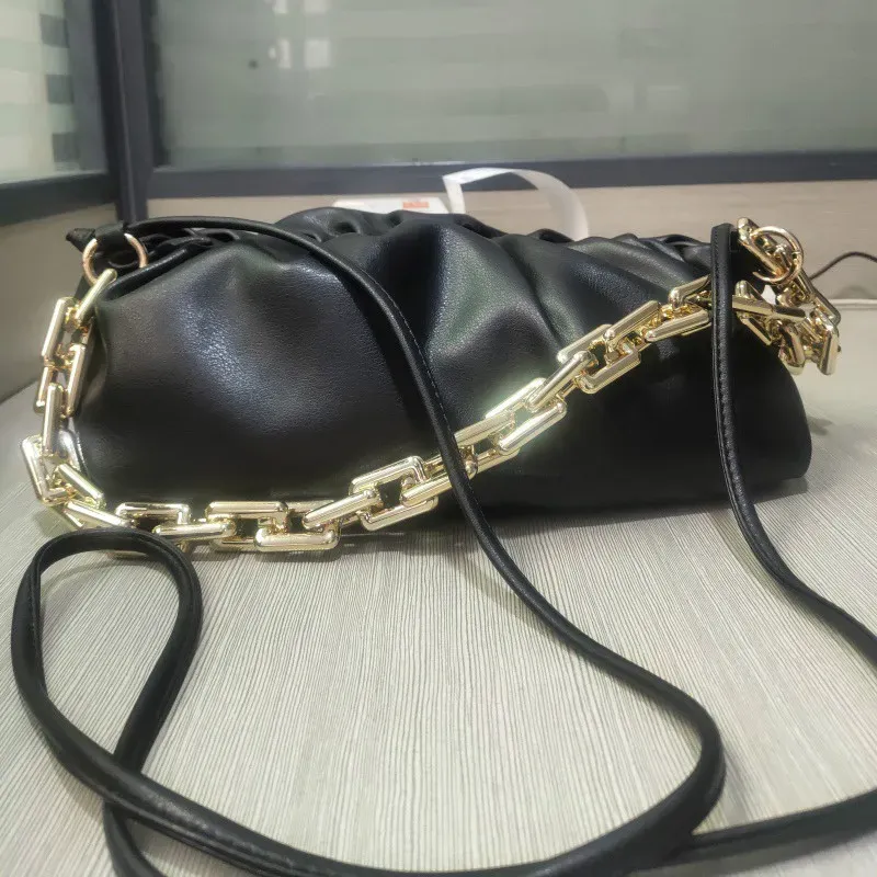 Borse Hobo: borsa a tracolla chic con dettagli a catena, design leggero a forma di nuvola, borsa a tracolla sottobraccio baguette per donna, nuova_voghion.com