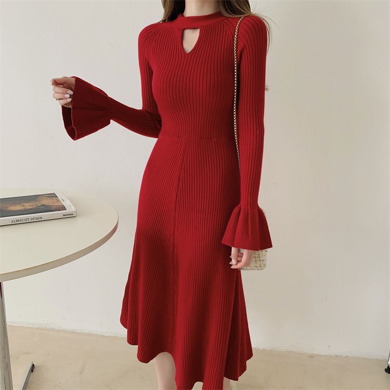 Abito in maglia con scollo a V e maniche a campana alla moda per donna; un design di minoranza con vita sottile ed effetto snellente_voghion.com