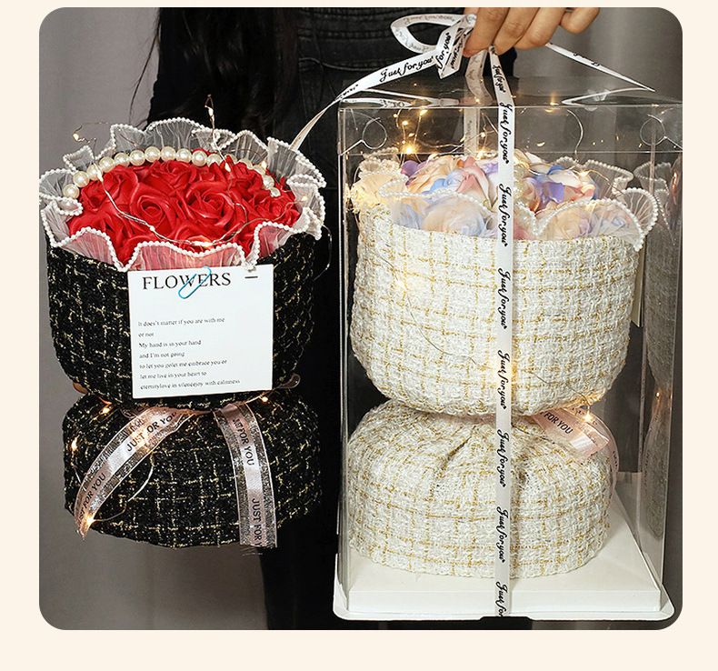 Weihnachtsrosen-Seifenblume als Geschenk zum Muttertag oder Valentinstag – ein hochwertiges, kleines, duftendes Geschenk aus konservierter Kunstblume._voghion.com