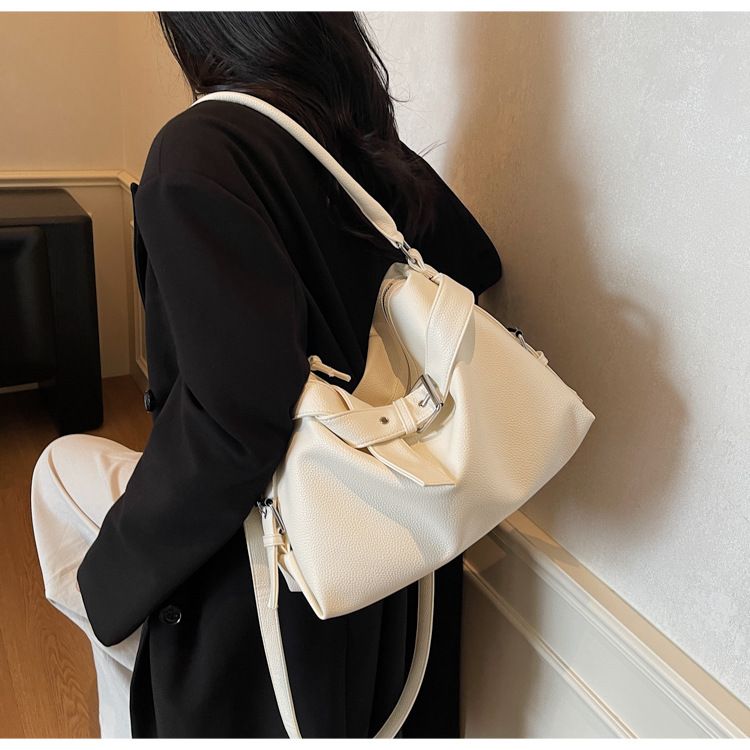 Sac fourre-tout tendance pour femme, grande capacité, en PU souple, avec fermeture éclair, pour un usage quotidien, disponible en noir, beige, marron et argent._voghion.com