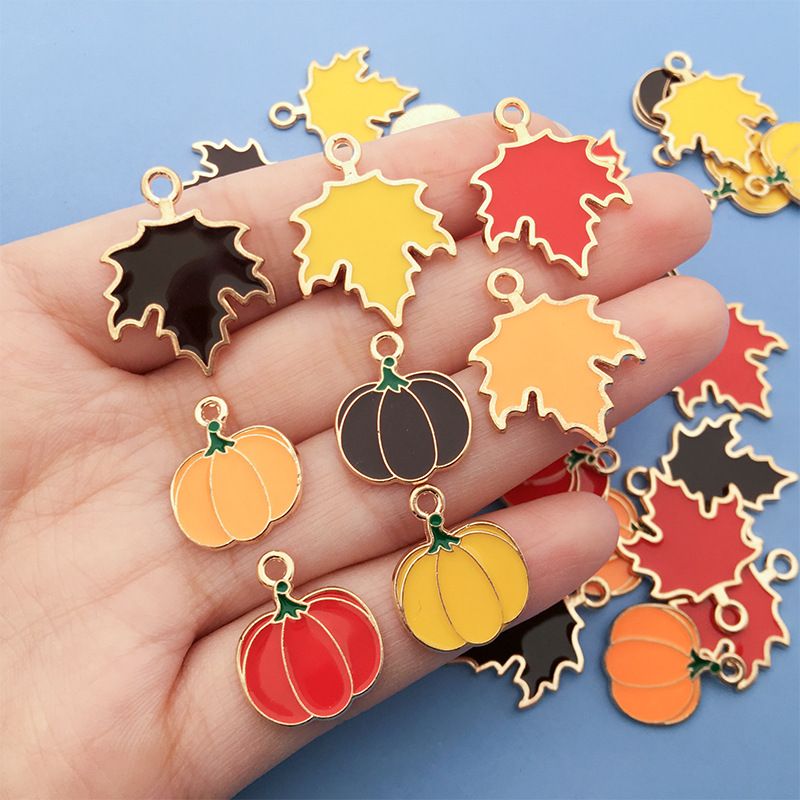 Set di 32 ciondoli fai da te per il Ringraziamento e Halloween - Ciondoli autunnali a forma di foglia d'acero e zucca per realizzare collane e bracciali_voghion.com