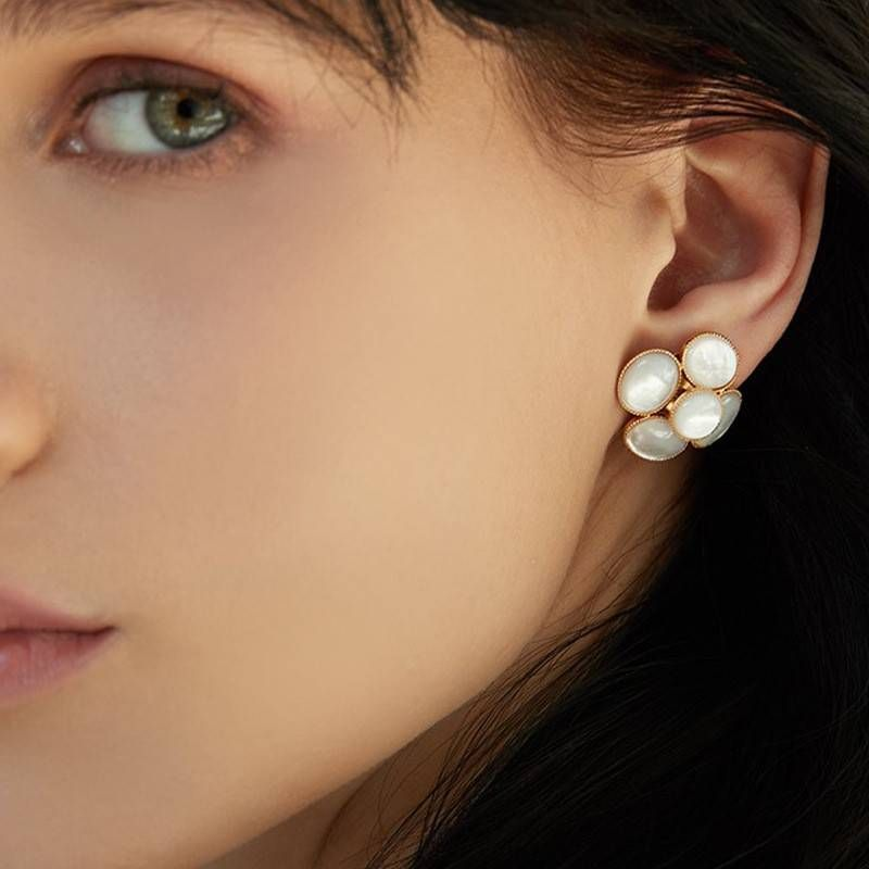 Franse 14k vergulde temperament eenvoudige klassieke natuurlijke parelmoer camelia dames oorbellen_voghion.com