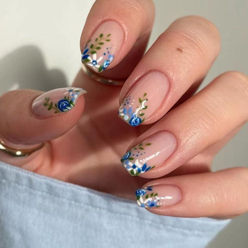 24-teiliges künstliches Nagelset mit kurzem, rundem Kopf, niedliche Blume, blaue künstliche Nägel mit Kleber, einfach tragbar, vollständige Nagelabdeckung_voghion.com