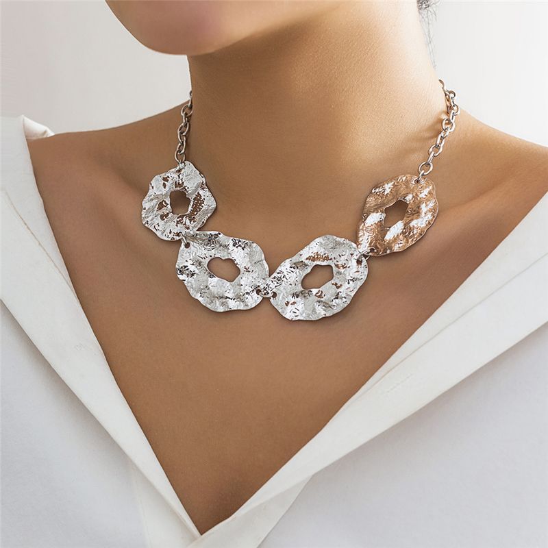 2025 Nouveautés Ingemark Collier ras du cou en cercle irrégulier exagéré pour femmes Chaîne de clavicule réglable en métal gothique Bijoux grunge_voghion.com