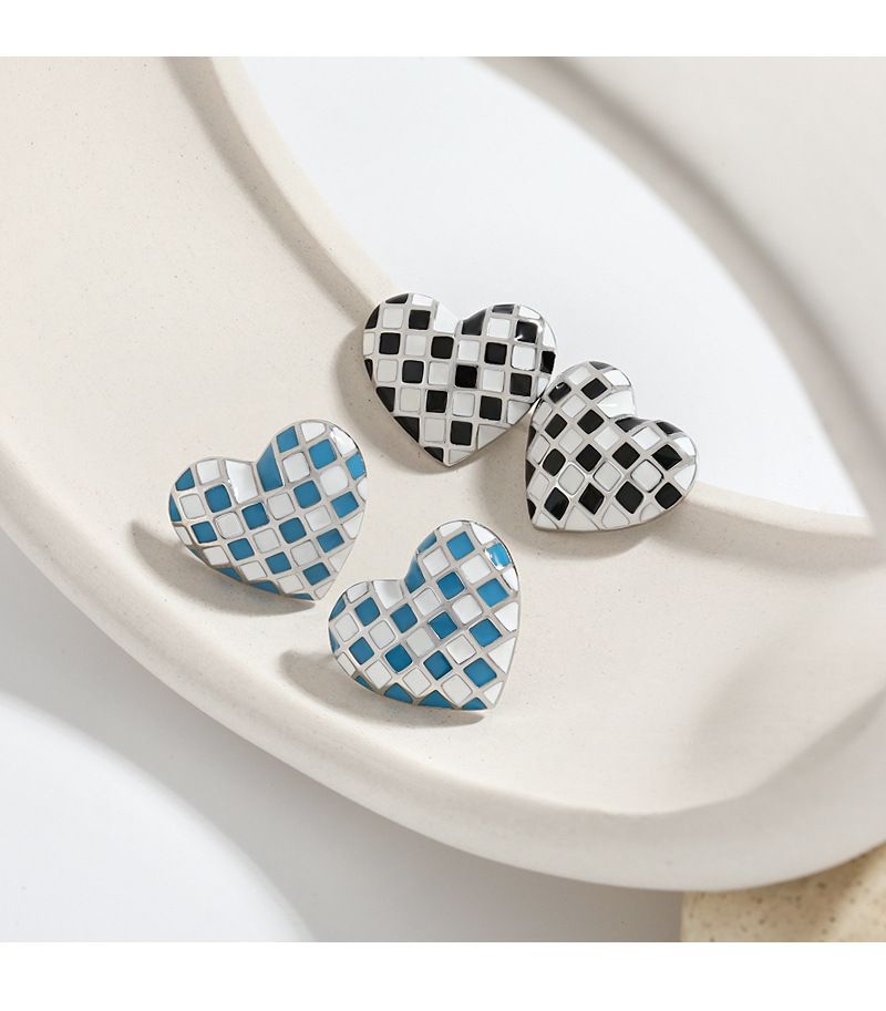 Orecchini a forma di cuore in smalto epossidico bianco e nero, semplici orecchini a forma di scacchiera retrò di alta qualità da donna_voghion.com