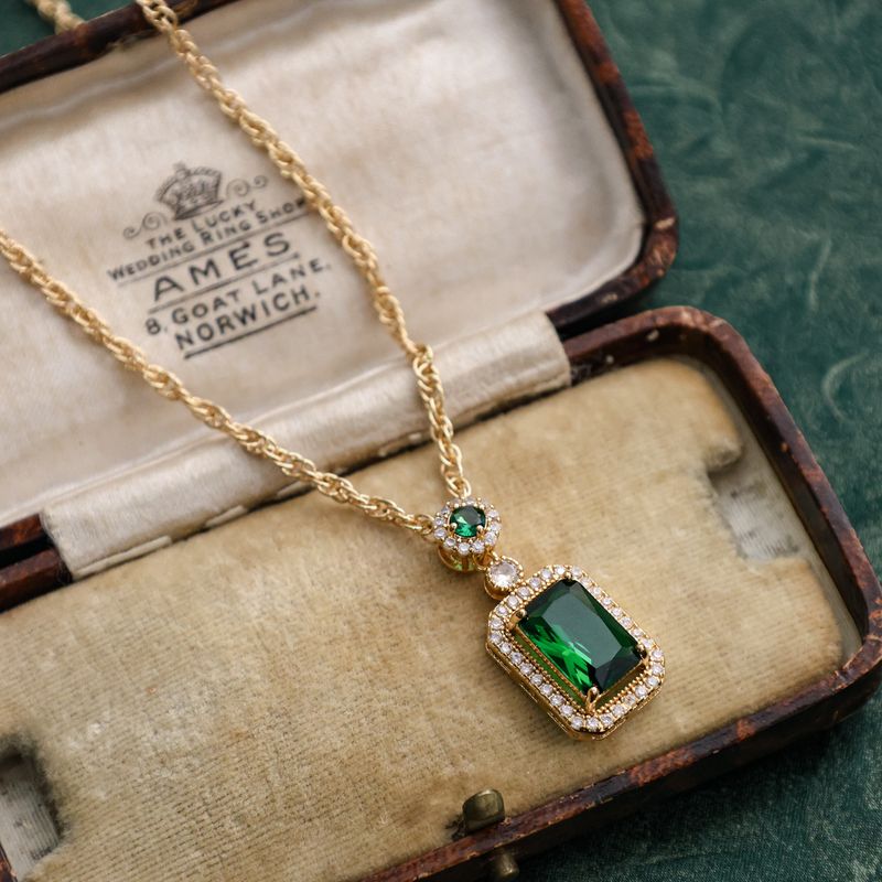 Set di gioielli da donna in stile vintage con cristalli verdi intarsiati: catena regolabile per maglione, collana con ciondolo, orecchini e anello leggero di lusso_voghion.com