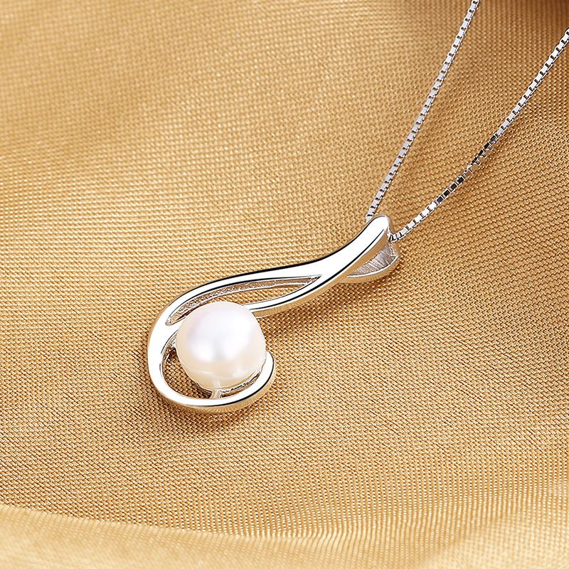 Elegant Pearl Necklace For Women With Heart Pendant_voghion.com
