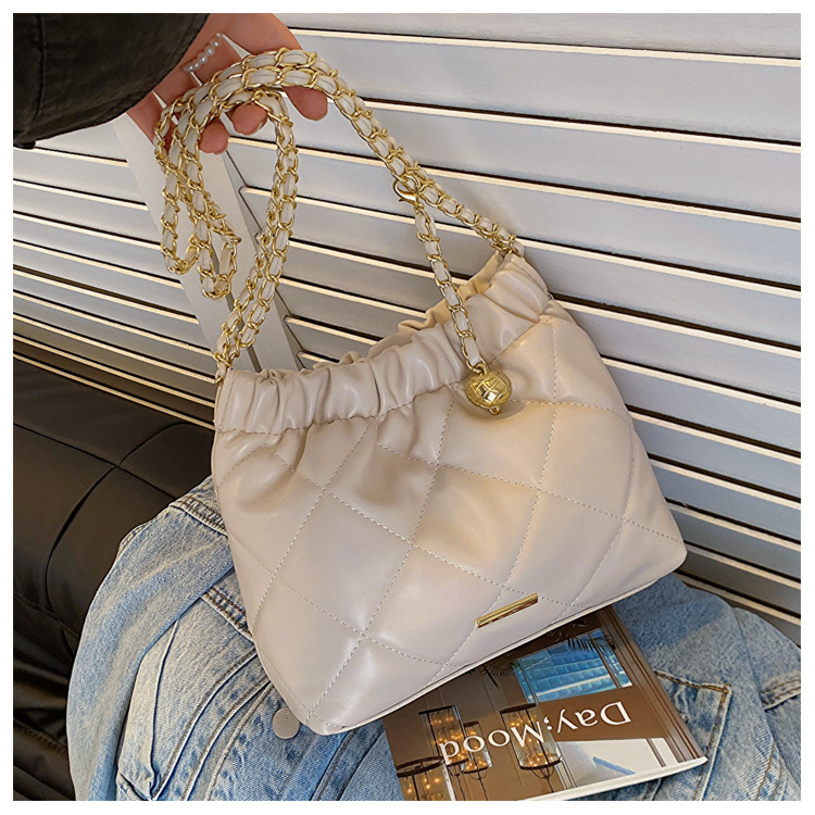 Crossbody-väska för kvinnor, mjukt läder, stor kapacitet Modeveckad kedja Axelväska Fritidsväska Crossbody-väska med dragsko_voghion.com