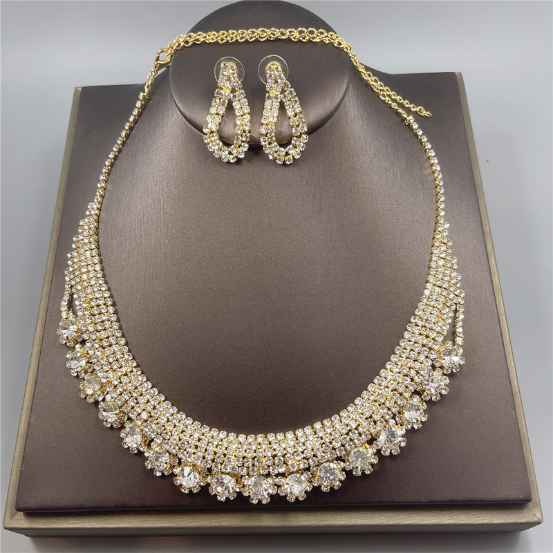 Gioielli con diamanti, collana versatile, orecchini, set di accessori per abiti da sposa in studio, set di gioielli_voghion.com