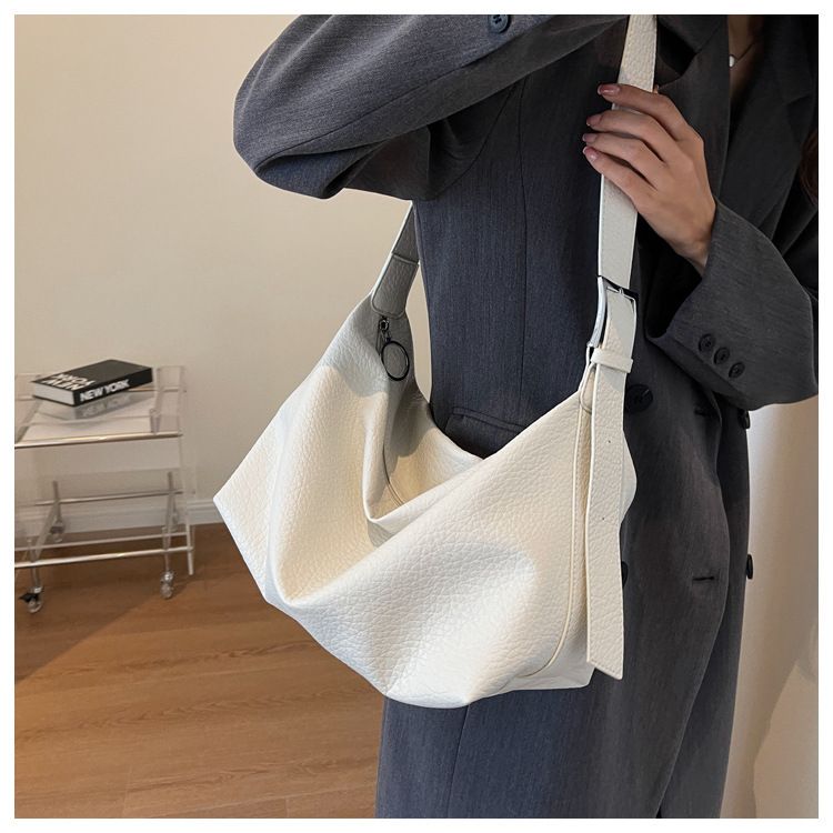Women's bag simple portable large-capacity bag women's new fashion tote bag 2023 niche trendy armpit bag_voghion.com