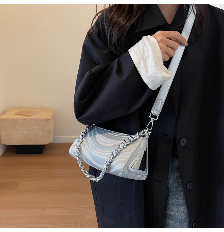 Borsa triangolare Borsa a tracolla da donna di fascia alta di nuova moda 2023 Borsa a catena dalla personalità versatile dal design di nicchia_voghion.com