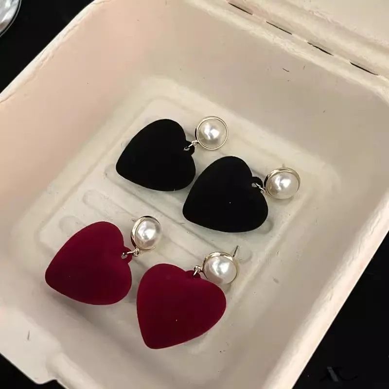 Temperamento de luxo leve estilo francês, design de nicho, estilo famoso da Internet personalizado, brincos de laço em forma de coração, brincos de sensação de alta qualidade_voghion.com