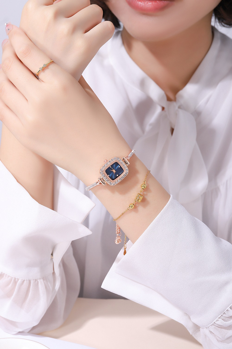 Orologio da polso da donna con quadrante piccolo quadrato di vendita calda, trasmissione in diretta con cinturino sottile, orologio da donna con temperamento, un pezzo di orologio_voghion.com