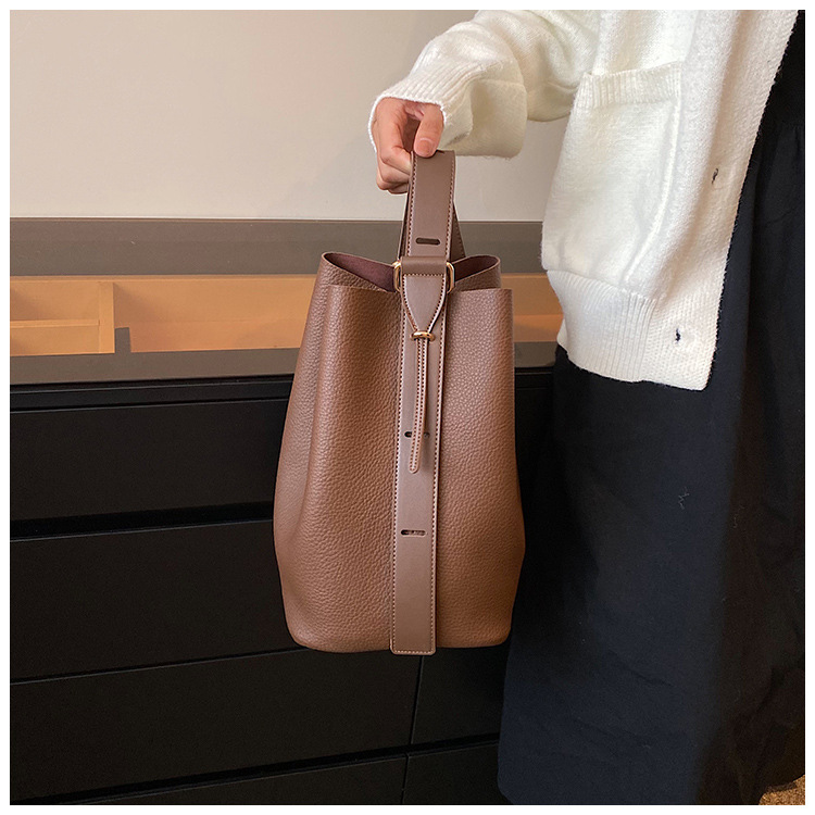 Nieuwe Retro Niche Design Tas voor Vrouwen Licht Luxe Hoge Esthetische Waarde Enkele Schouder Crossbody Tas Grote Capaciteit Brede Schouderband Emmer Tas_voghion.com