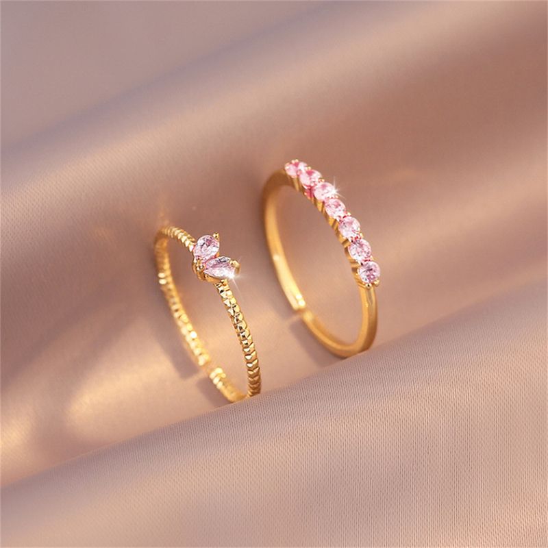 2025 Nuovi arrivi 2 pezzi anelli a forma di cuore in cristallo delicato ed elegante per donne e ragazze color oro, set di anelli per dita delicati e impilabili_voghion.com