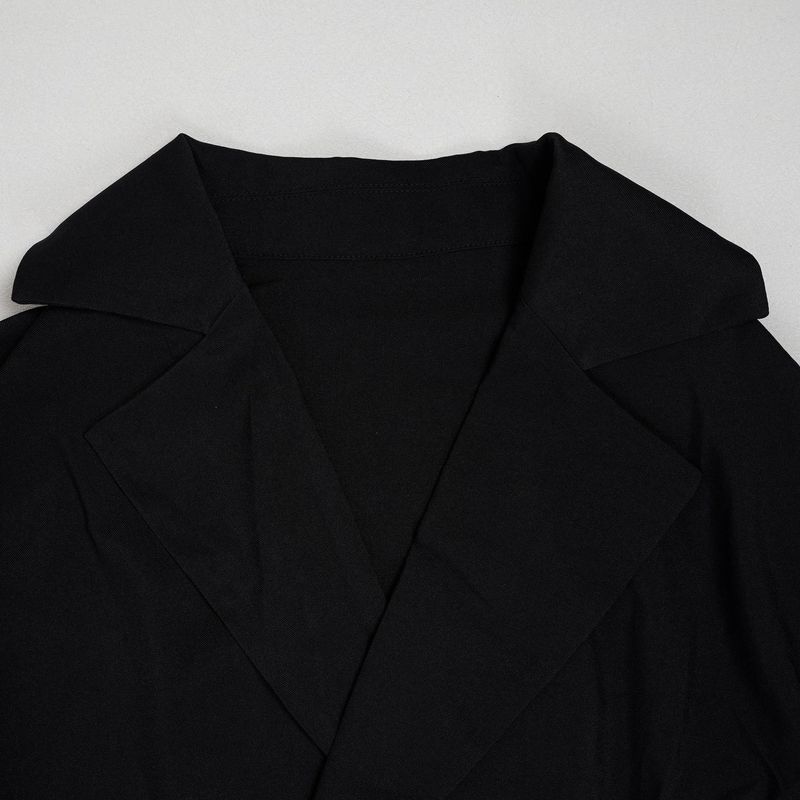 Completo da donna per il pendolarismo: camicetta con ampio risvolto e pantaloni con maniche a pieghe_voghion.com