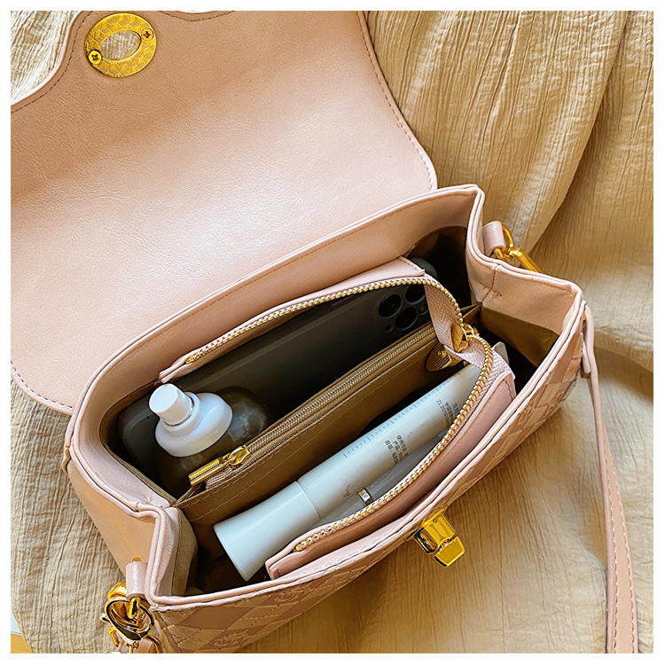 Niche Design Die in diesem Jahr beliebte Unterarmtasche Damen 2023 Sommer Neue tragbare karierte One-Shoulder Messenger kleine quadratische Tasche_voghion.com