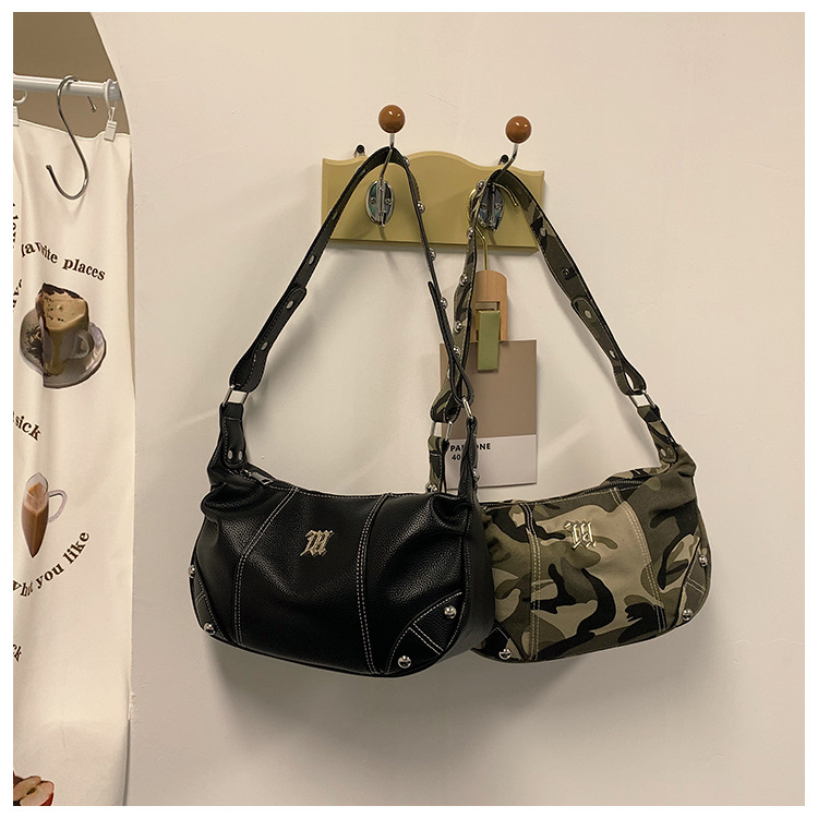 Nieuwe zoete en coole motortas Temperament All-match opvouwbare tas Niche Design okseltas mode schoudertas Messenger bag vrouwelijke tas_voghion.com