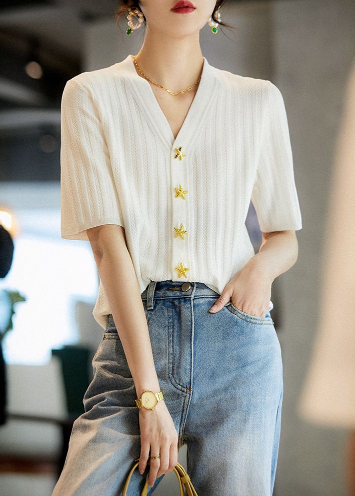 Maglietta a maniche corte con scollo a V francese spessa, delicata e alla moda, estiva 2024 da donna_voghion.com
