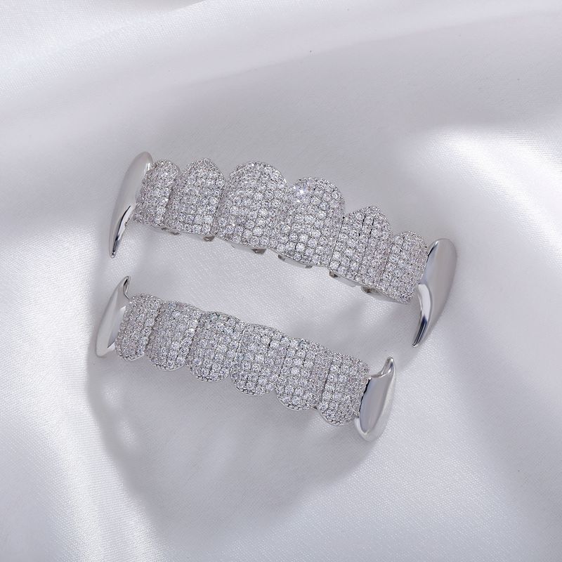 Grillz a forma di zanna da vampiro con diamanti interi - Grillz hip hop per cosplay, Halloween e spettacoli rap - Design unisex in oro e argento_voghion.com